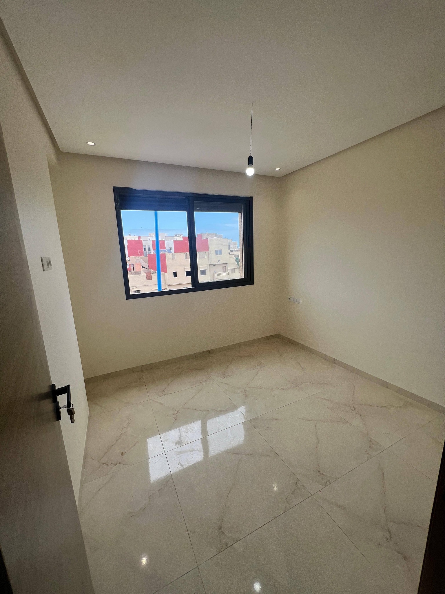 برطمة للبيع بالجديدة.حي فلوريدا ثلاث بيوت ثلاث حمامات صالون كوزينة سيجور  لاكور