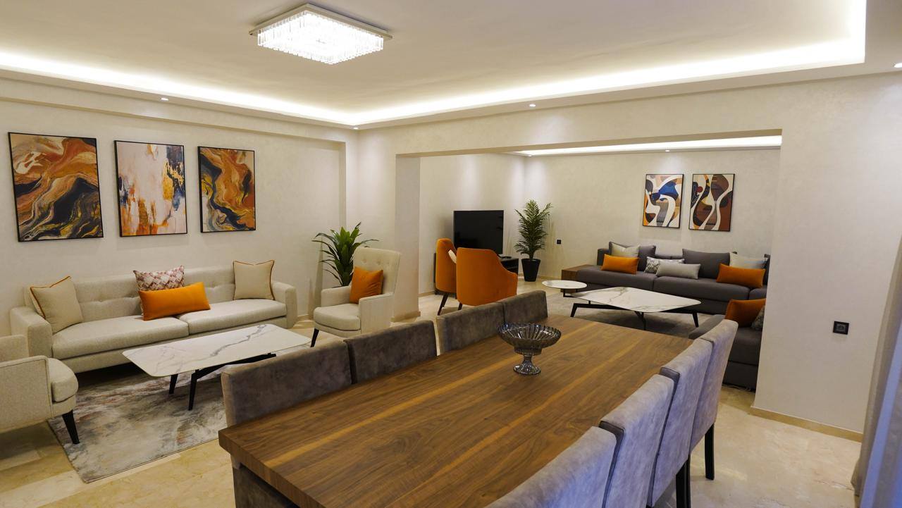 Magnifique duplex haut standing situé à Guéliz, parfait pour une location longue durée, dans un cadre moderne, calme et sécurisé.